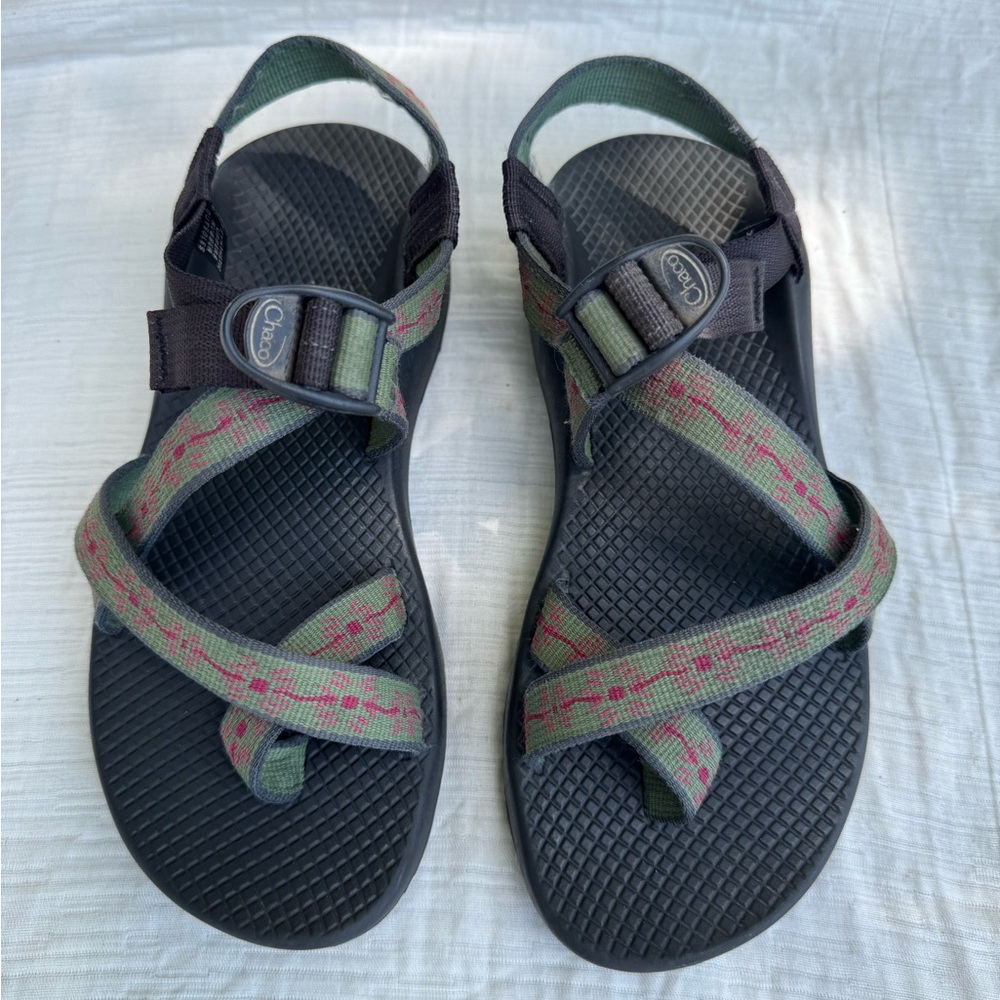 Excellent pre-owned condition classic, assembled in USA Chacos.  Women’s size 8